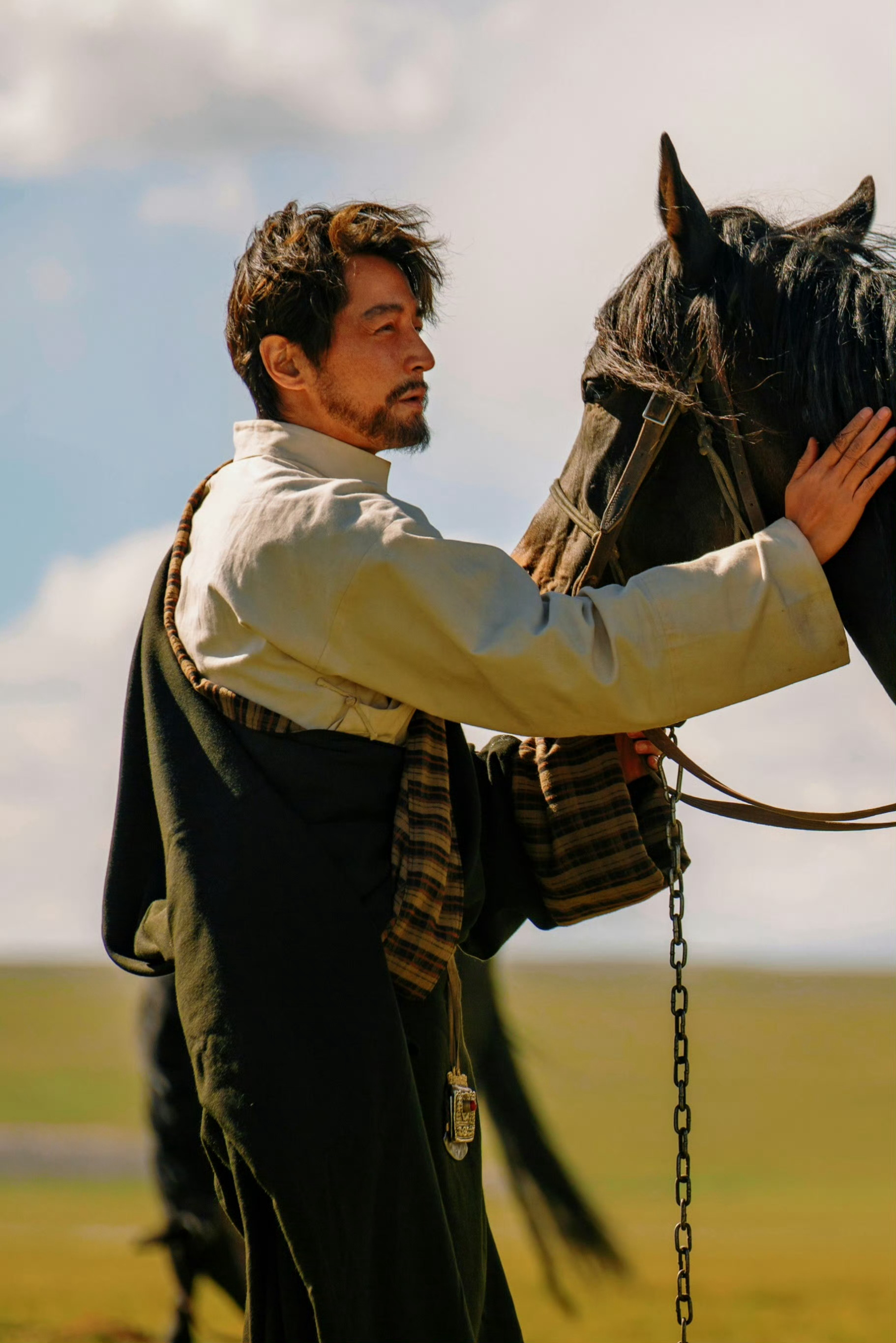 因为他们的身体跟灵魂都归于这片土地所以只能在太阳升起时照耀这片土地时才会再相见我