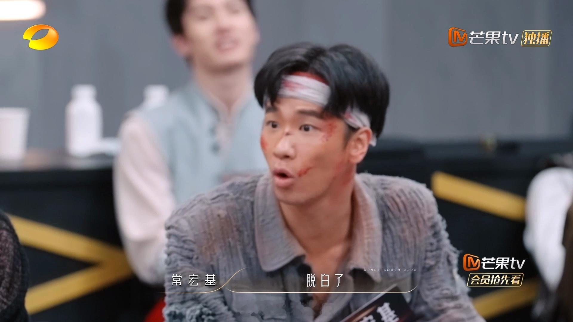 舞者表演过程中意外受伤 《舞蹈新风暴》陈添组在舞台表演中，因为不断有托举动作，龙