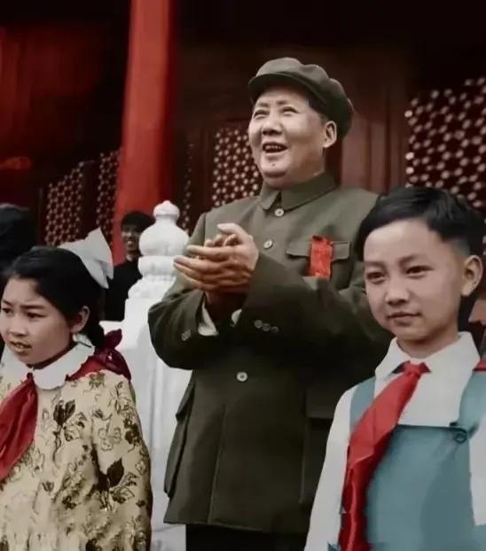 伟人恩情比蜜甜，
穷苦日子变新天。
没有领袖指方向，
哪来幸福乐团圆。

邻里互