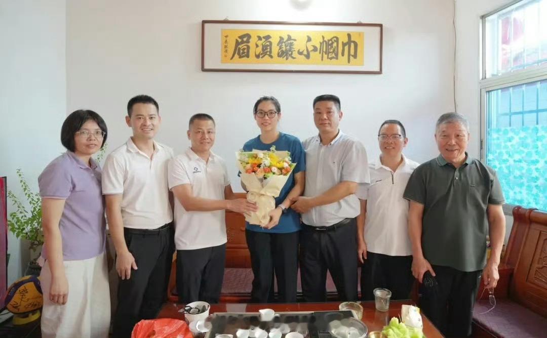 县领导慰问亚运冠军庄宇珊。短暂休息后估计就启程去土耳其格兹泰佩俱乐部报道了，今晚