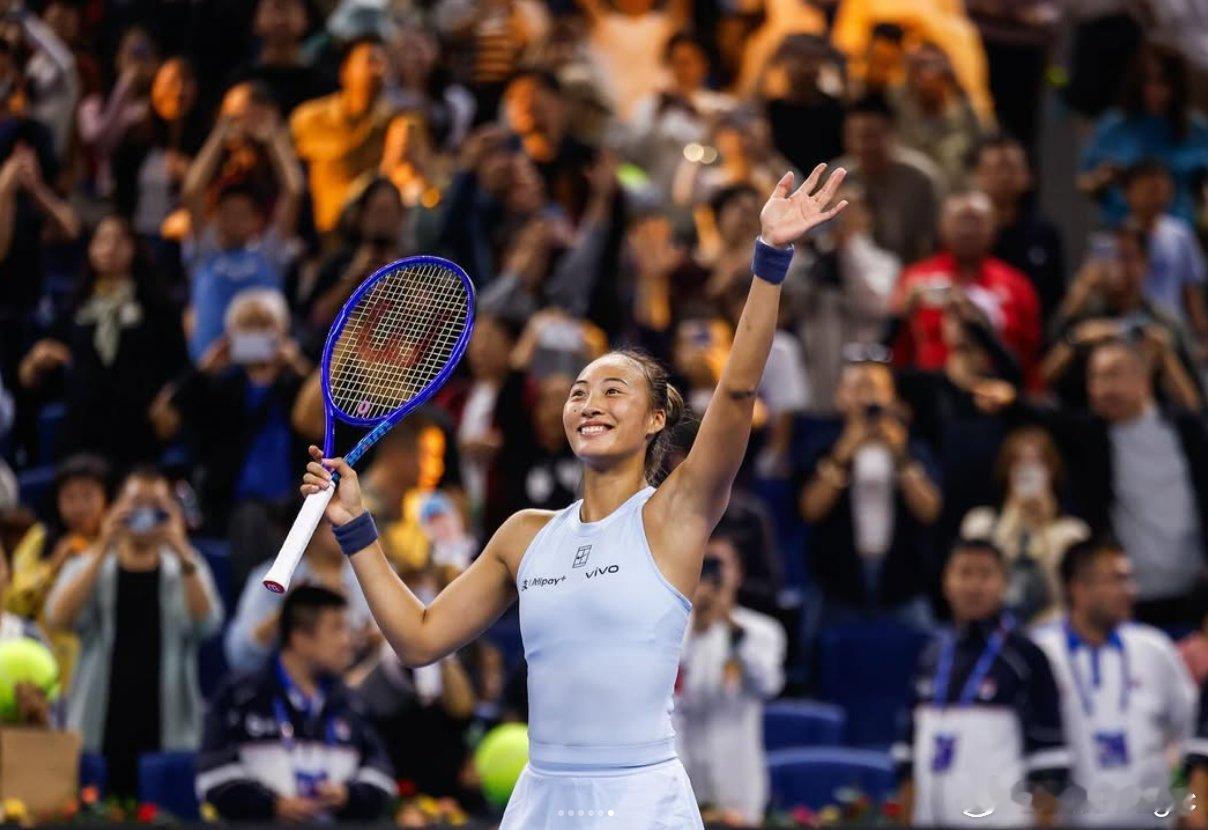 澳网官方消息，郑钦文和莱巴金娜的表演赛将于1月13日14:00在罗德拉沃尔球场打