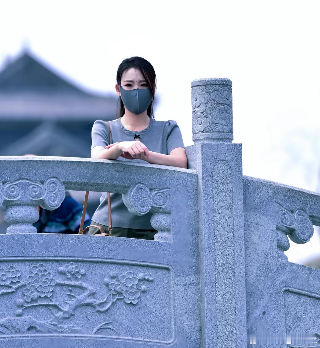 洋洋高锐·还有一个梦◎不要惊忧她她……又悄悄的来了◎风和日丽的季节她……没有穿红