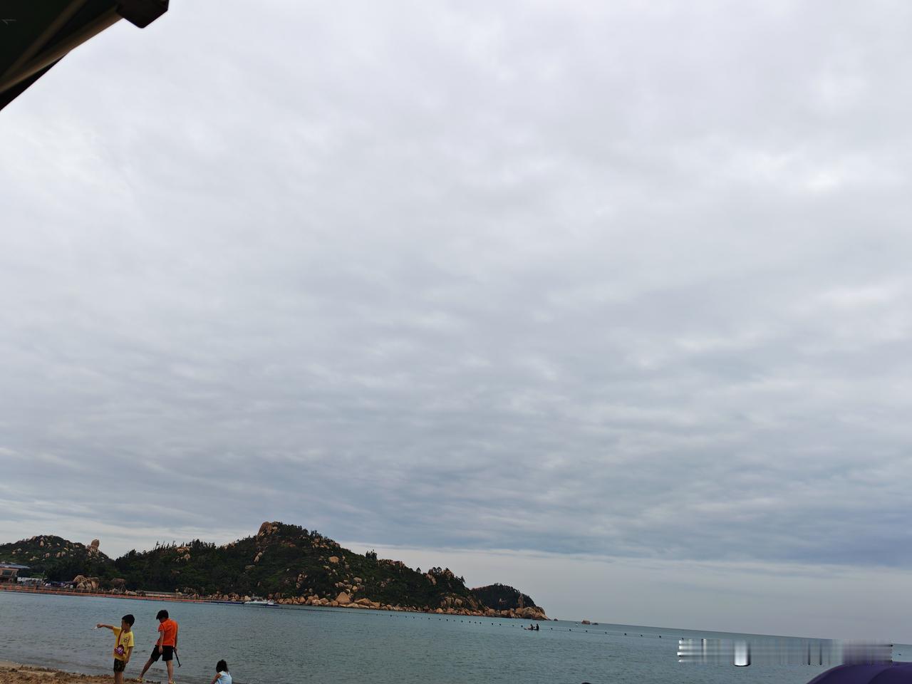 昨天来到江门浪琴湾，才玩几个小时就下起了大雨，儿子都没玩尽兴，晚上只能在民宿里看