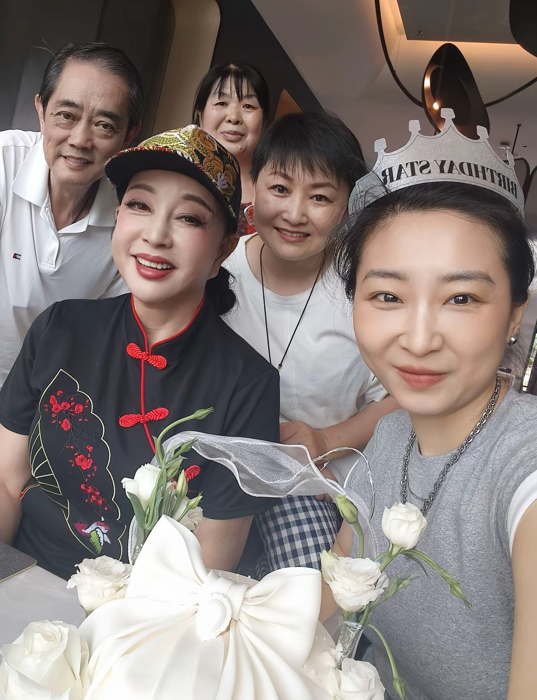 庆奶76岁了这气质绝了