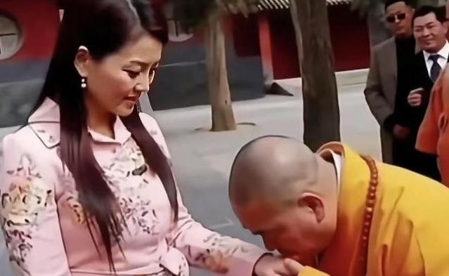 释永信被查！李湘尴尬了！


08年采访释永信的照片突然被翻出来，
她穿职业装没