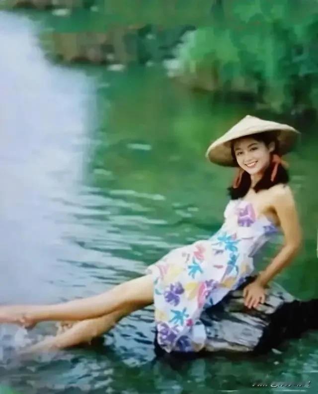 陈红年轻的时候确实绝顶漂亮，而且气质温婉，是标准的国泰民安脸。有些女星虽然同样非