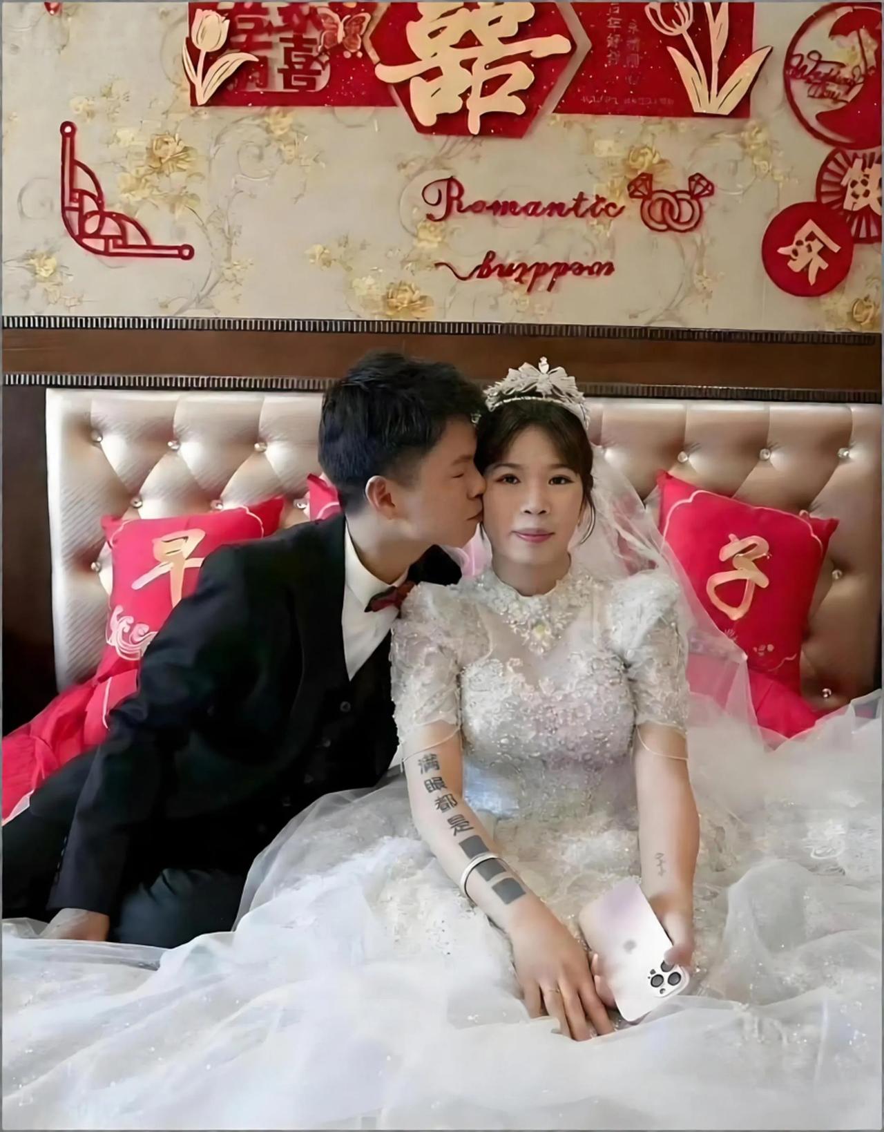 新娘的纹身写满了爱意，娶到这么漂亮的老婆新郎真是烧高香了！