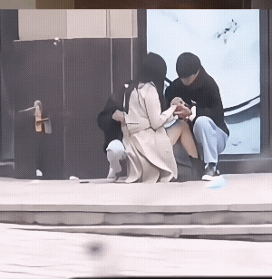那个打自己的男的，危险!现在放假了，提醒家长一定要保护好自家的小棉袄小公主。