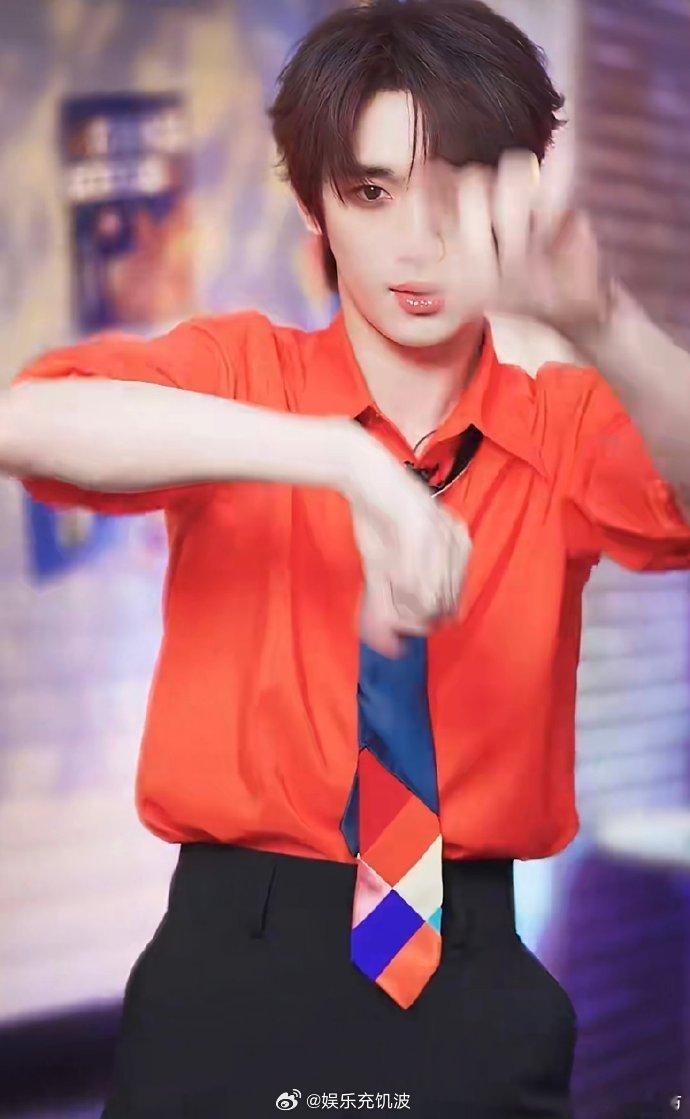 丁程鑫倪鼠摇来了丁程鑫cha了倪鼠摇你好星期六 这卡点谁扛得住！丁程鑫倪鼠摇踩在