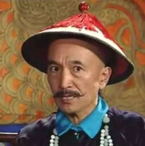 “乾隆五十年，刘墉在紫宸殿当众拆开官服——不是告老，是抖出三枚铜钱：‘皇上，这钱