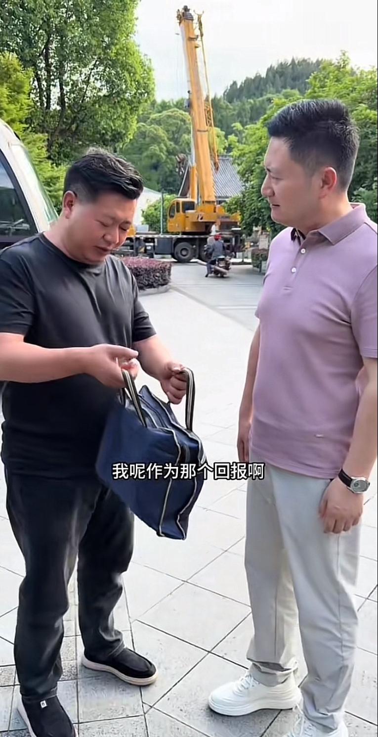 张大炮真的太抠了。贵州贤酒董事长卢要华，送了他几盒3980元1盒的高档贵州红茶遵