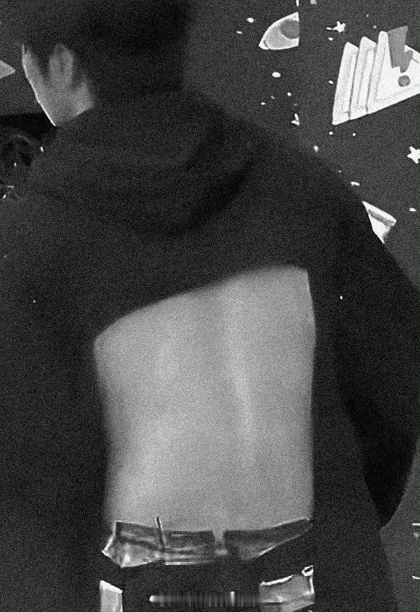 刘耀文黑色露背卫衣刘耀文穿了露背卫衣打乒乓球 那很有眼福啦 