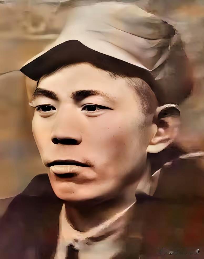 八路军某团长深夜奇痒难耐，脱下军装让警卫员架在火上烘烤驱虫，谁知没过多久，一股烤