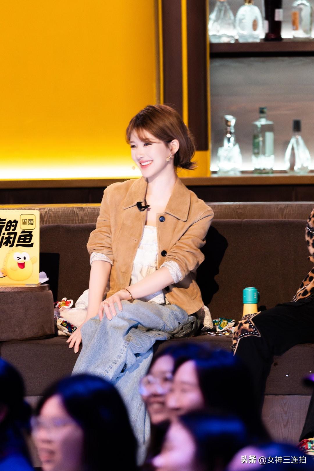 元气少女坐沙发，微笑动人，元气满满！🌞💕