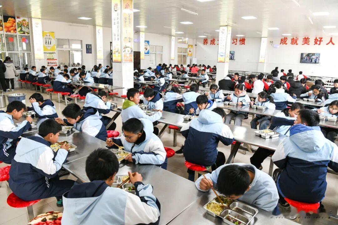 城固县教体局推行“妈妈厨房”谱写育人新篇

近日，一幅饱含温暖与关爱的画卷正在城