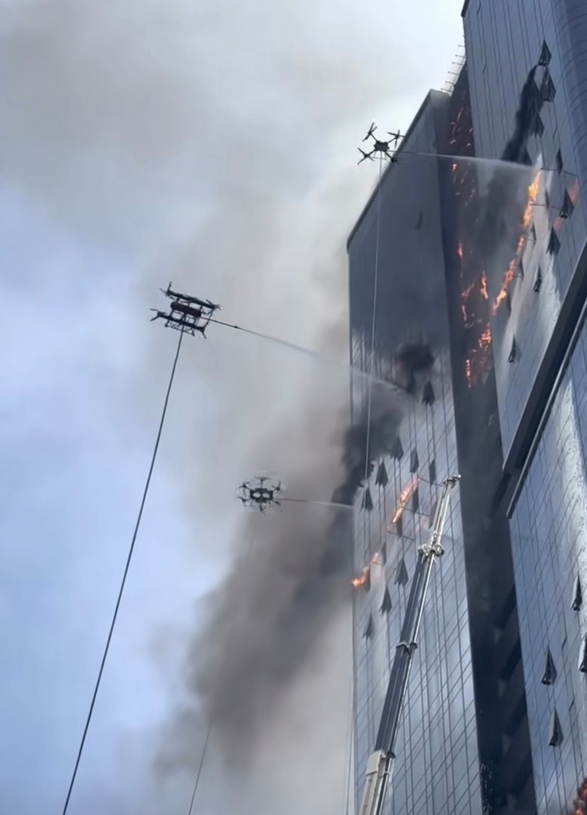 香港火灾已致44人遇难消防车的云梯在碰到高层建筑时有些高度够不着是灭火过程中棘手
