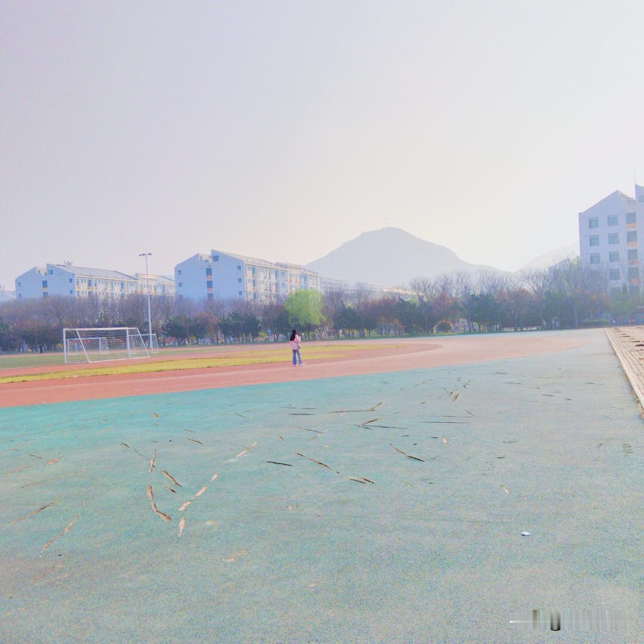 今天早上慢跑到4公里时，后脚跟上面内侧有点疼，所以5公里时果断停止，再也不硬撑着