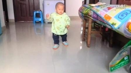 1. 过度喂养或强迫进食：
认为宝宝吃得越多越好，
强迫喂饭易导致宝宝抗拒进食、