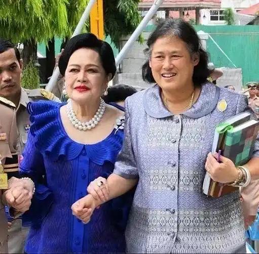 泰王玛哈行事争议较多，而其亲妹妹诗琳通公主则形象正面，不仅亲近中国，还在泰国国内