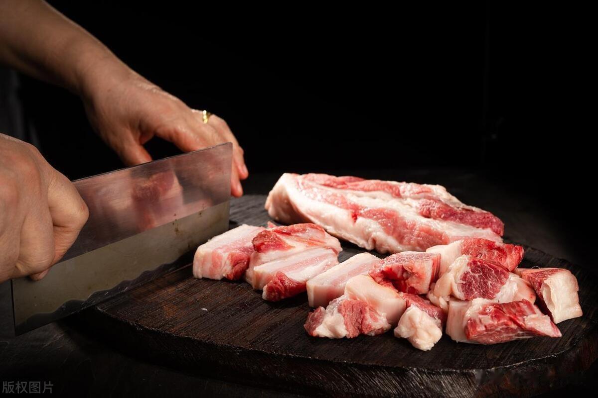 买猪肉“浅色”和“深色”区别这么大，为了身体健康，别买错了
猪肉的颜色深浅受到肌