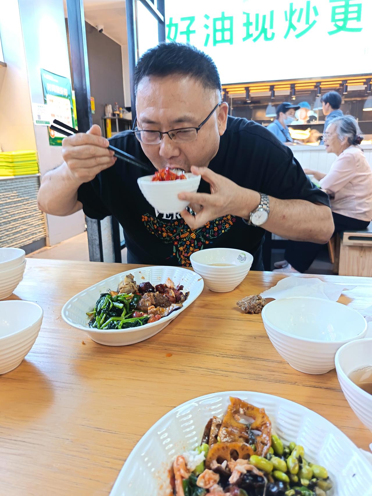 昨天星期天，又和四姐的同事聚在一块，娱乐了一下。

“麻将工作餐”，大家依然吃的