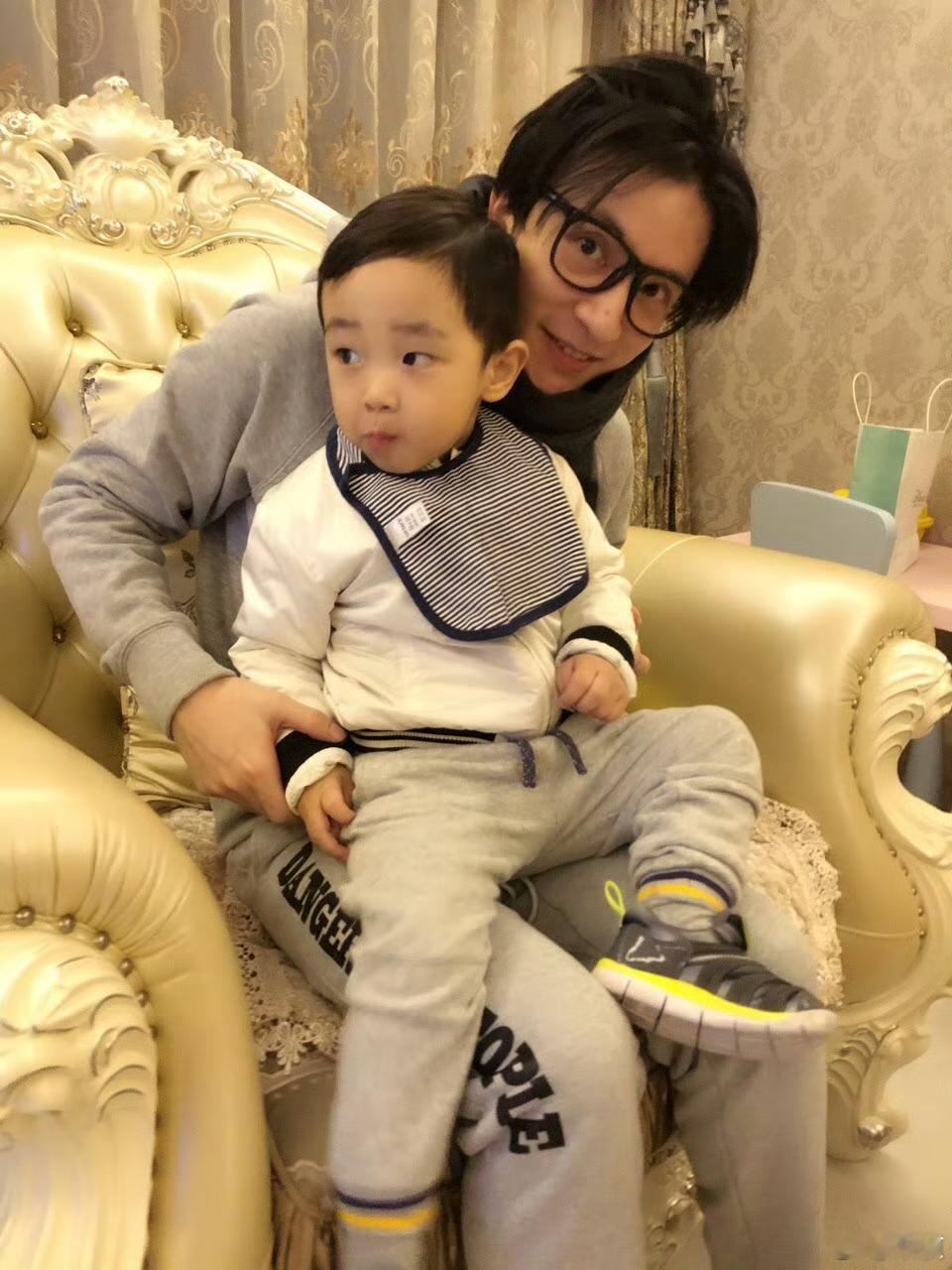 #薛之谦朱桢的友情#朱桢的微博简直是他们两个的友情回忆录 ～匆匆岁月里最好的相识