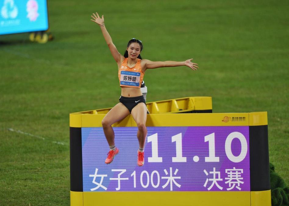 陈妤颉女子百米夺冠前，竟然大大咧咧地躺在训练场地补觉。更让人没想到的是，醒来后直
