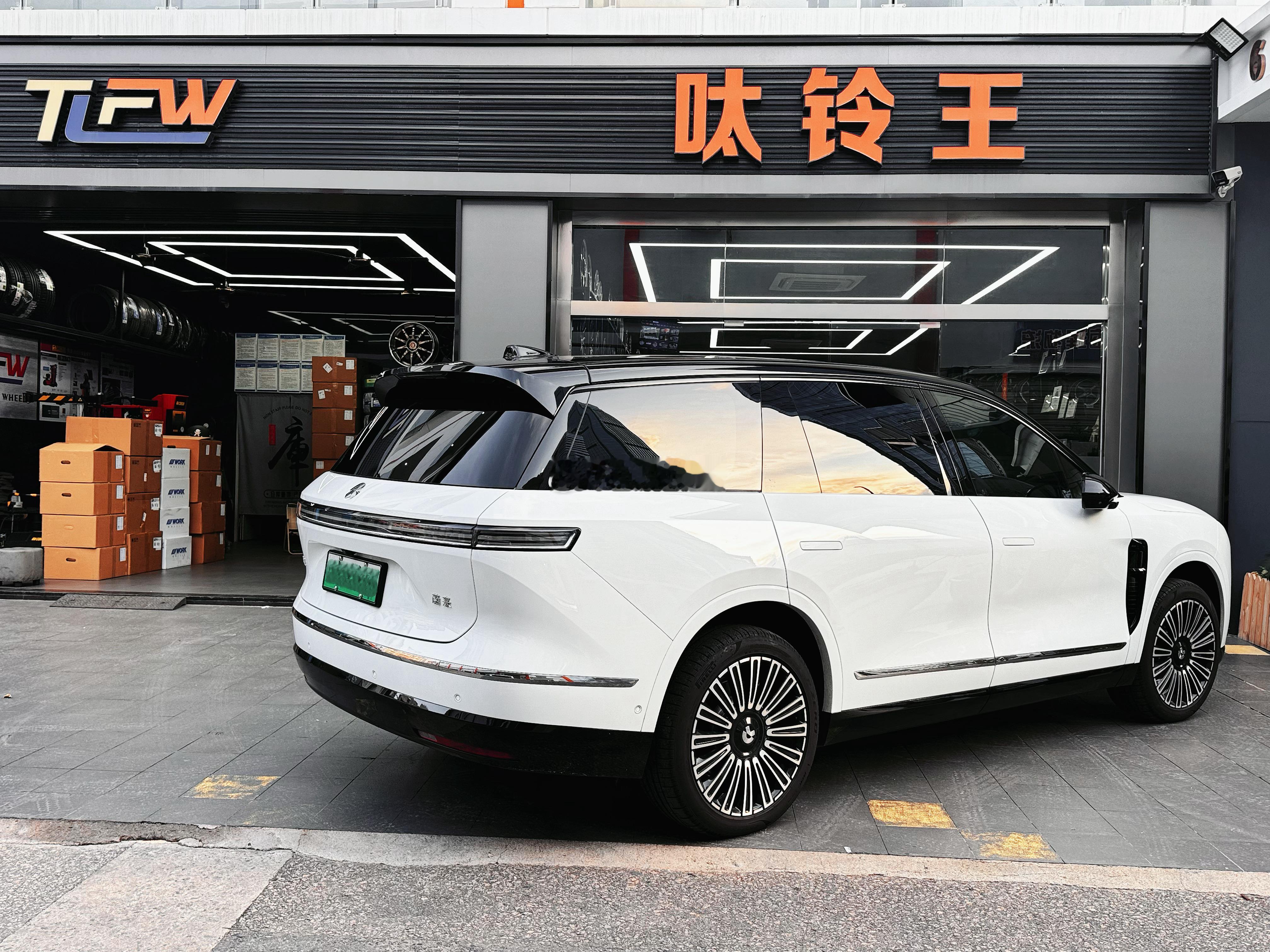 蔚来 ES9 上市在即、大哥组团来店，下单4️⃣套轮毂，感谢支持！期待一下 🤩