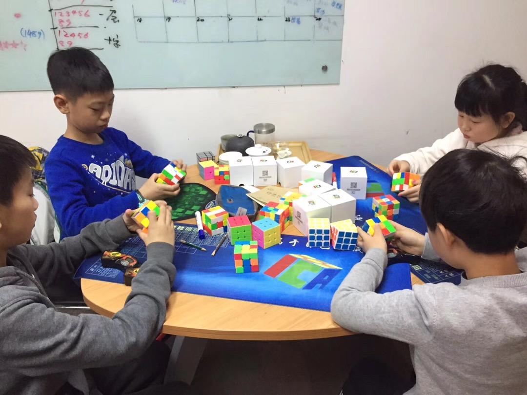长大后能“站稳脚跟”的孩子，从小就有3个强点，占一个就恭喜了
成功的孩子大多有3