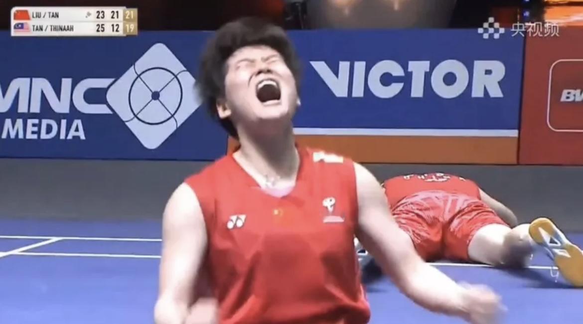 刘圣书/谭宁经历苦战击败陈康乐/蒂娜，获得本次印尼公开赛的女双冠军。
这次交手是