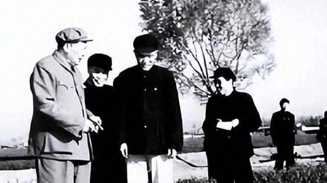 1957年，国家正处于建设初期，许多家庭仍面临生活困苦。

1957年，一封加急