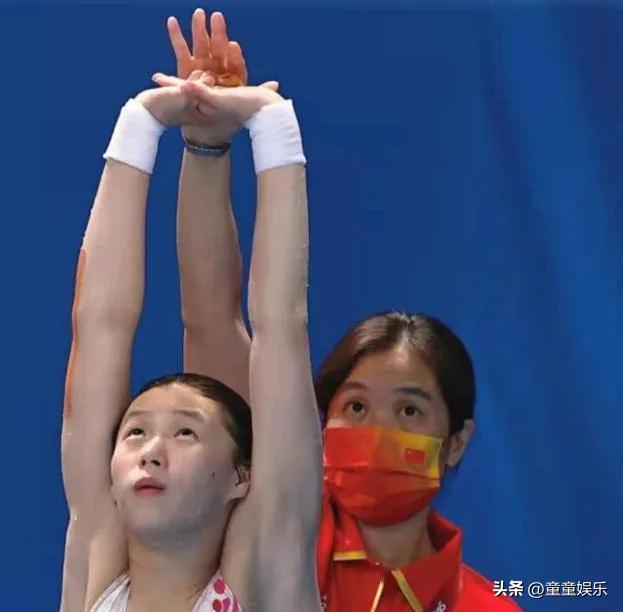 余晓玲往训练包里塞两样东西：创可贴，和巧克力。
别的教练盯动作，她先看膝盖。
陈