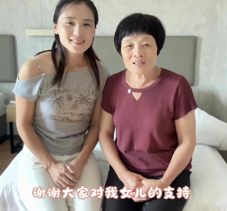 瑾汐今天更新动态她和莆田妈妈准备回莆田了
视频中瑾汐和妈妈感谢了网友们对她们的支