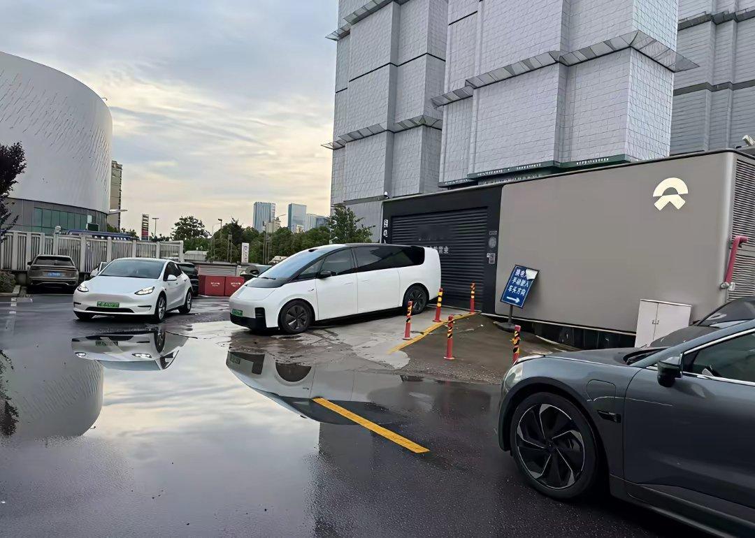 急，某“换电车型”堵换电站滞留十小时。 
