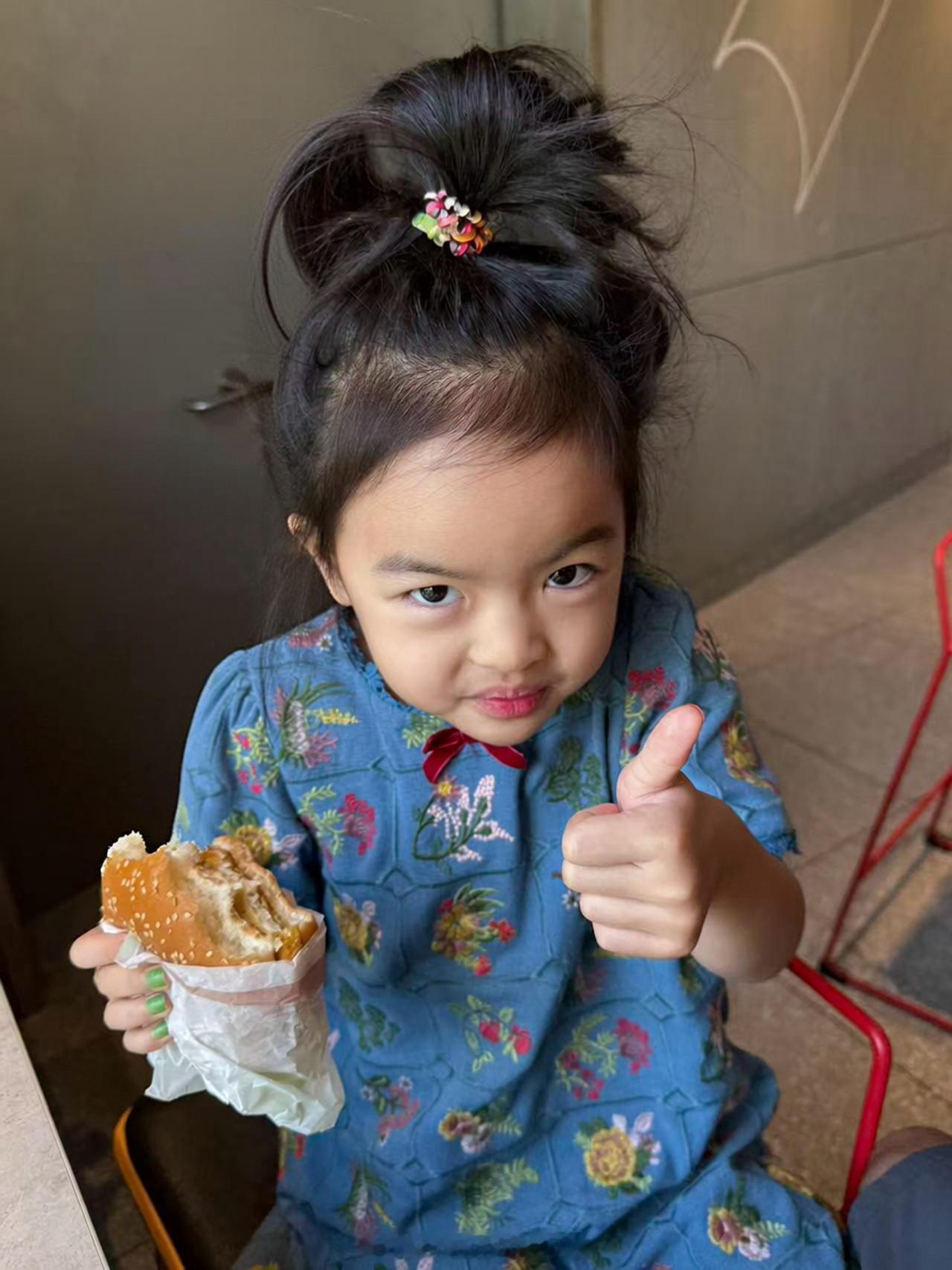 这小孩在爸爸手上怎么变老了？🤔 
