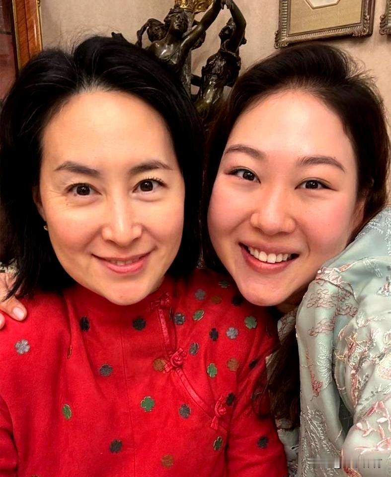 身家百亿的何超琼，每年大年初二，雷打不动去发小家收红包。
这习惯她揣了三十年。