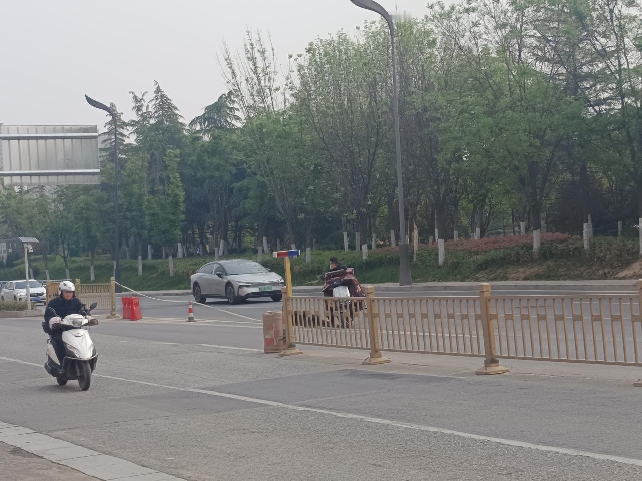 幸福大桥开通了，但是非机动车道没有开通，北边的上班族为了赶时间，仍然骑电动车上桥