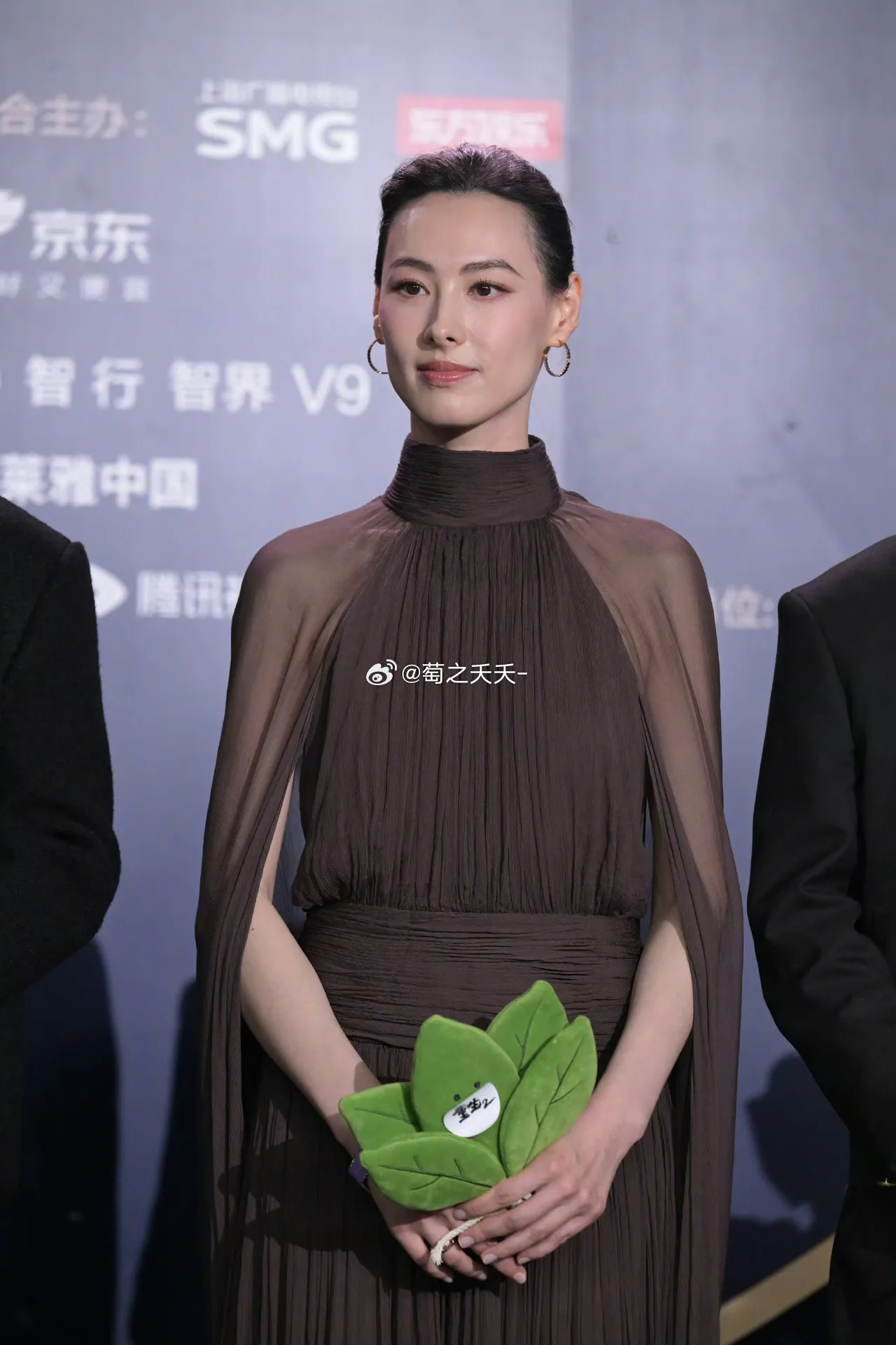 娱乐圈的衣服，虽然都是高定，但也有撞衫的，撞衫不可怕，就怕对比太明显了。奚梦瑶婚