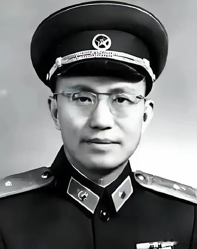 开国少将身居高位，62岁被免职，晚年捡破烂助学，一生只穿布鞋草鞋
 
他是开国少