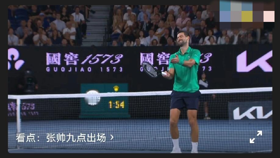 德约面对辛纳如此刁钻的回球，也是仰天长叹，徒呼奈何。第三盘每一次局休期间，德约更