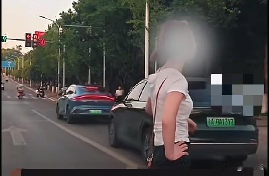 近日，重庆一女子挡在正常行驶的车前，只为指挥自家车辆强行跨道加塞，后边车主对女子