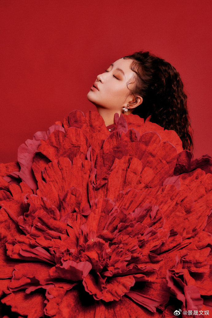 原来锤娜丽莎叫嵇嘉禾才知道锤娜丽莎本名叫嵇嘉禾！新专辑《白乌鸦》与电影《我的妈耶