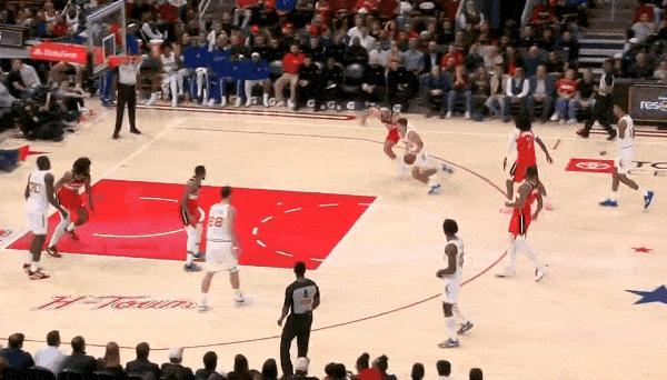 谢泼德持球突破，篮下迎着两人防守强行上篮打进2+1



NBA常规赛，主场迎战