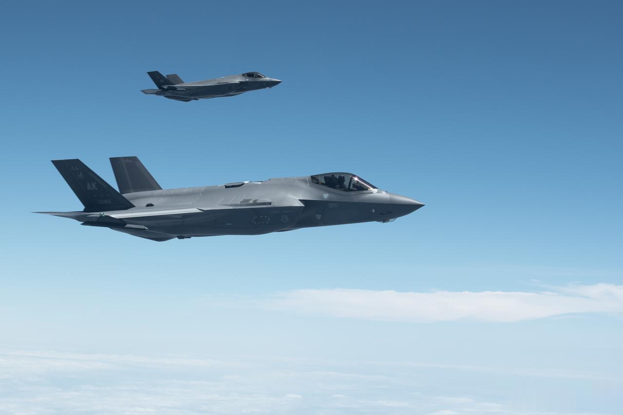 美国艾尔森空军基地上空，KC-135为F-35加油。