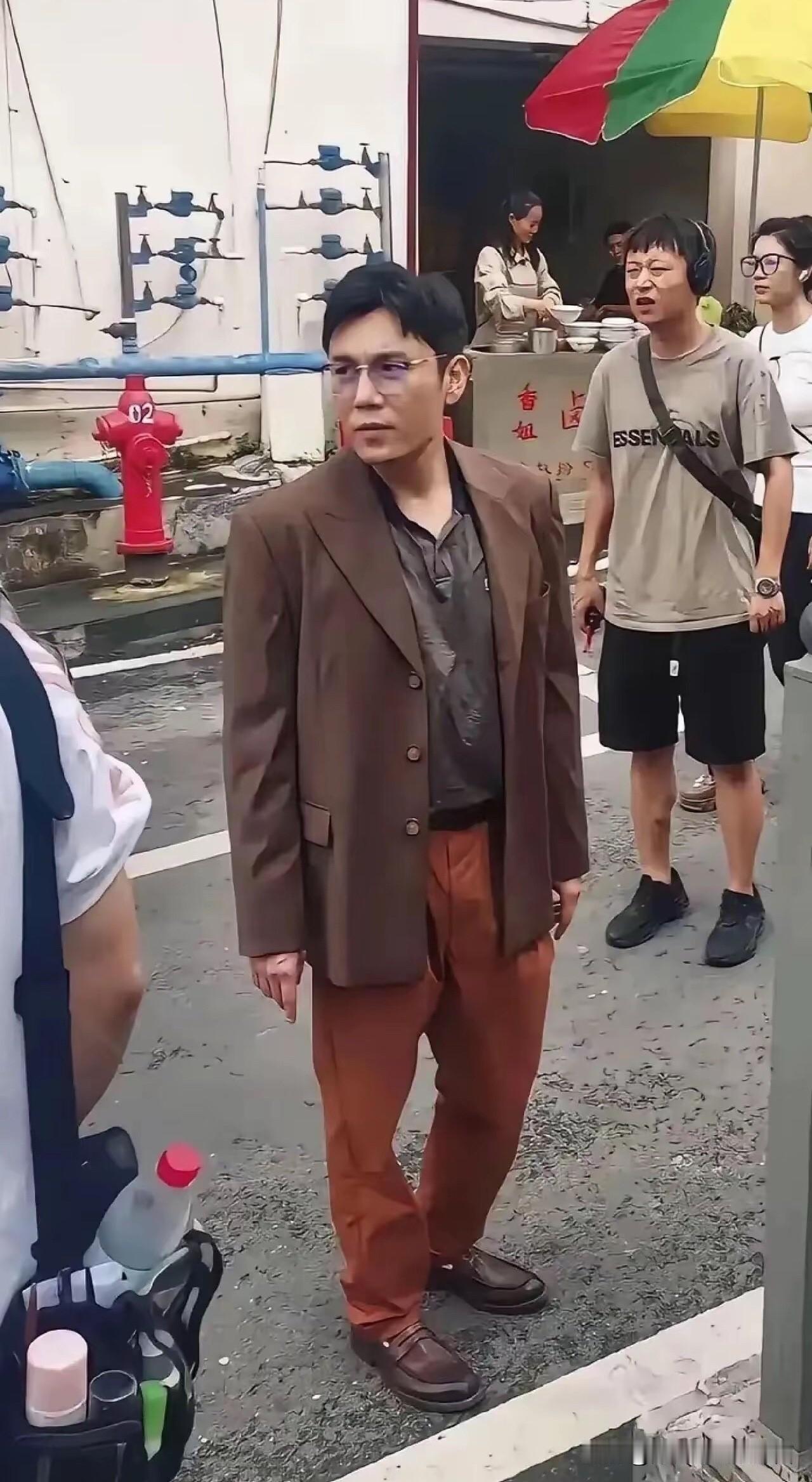 明星也不过如此普通，离开了美颜跟滤镜，这就是平常人一个。感觉47岁的秦昊有一点显
