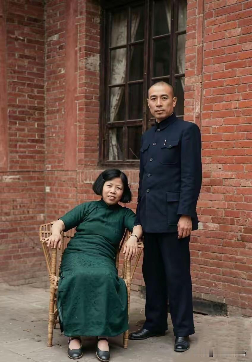 这是1938年周恩来与邓颖超在武汉的AI上色修复合影。抗战时期二人并肩投身救国事
