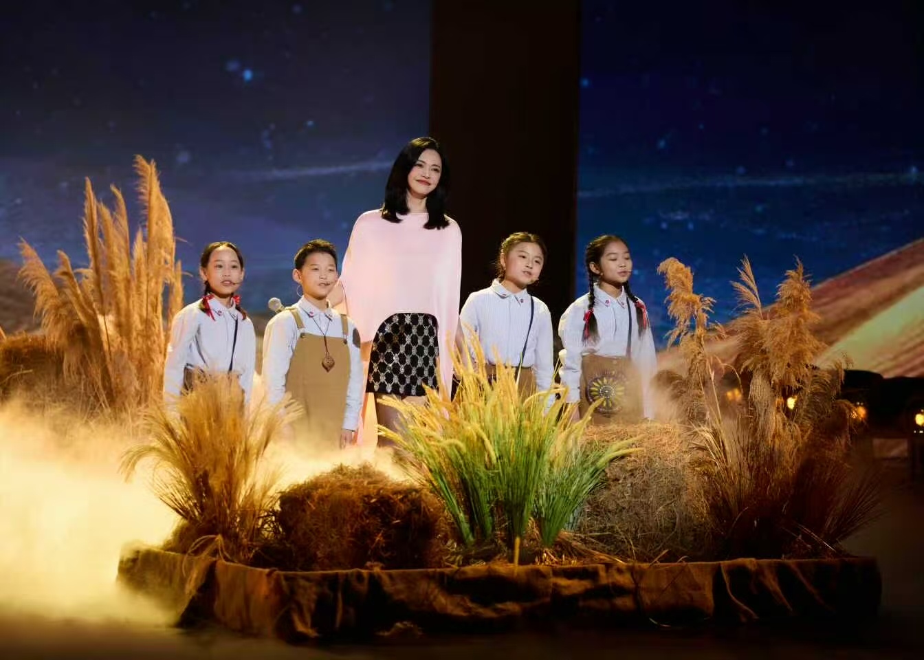 姚晨 侯雯元两个人的恋情传闻越传越离谱，源头居然是从网友的一句评论？甚至还脑补出