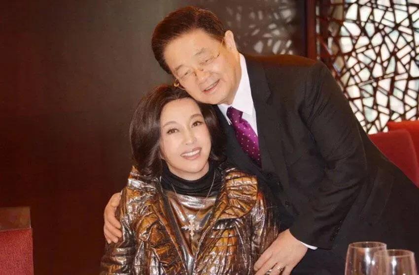 一次节目，李静问刘晓庆：“如果没有宁静，你会嫁给姜文吗？”刘晓庆瞬间冷脸：“宁静