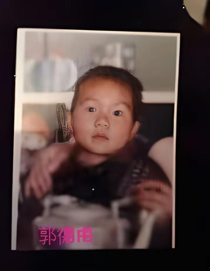 78795，双手断手纹，两只耳朵后都有一个仓眼  ，右边眼角有个小仓眼，右边脚背