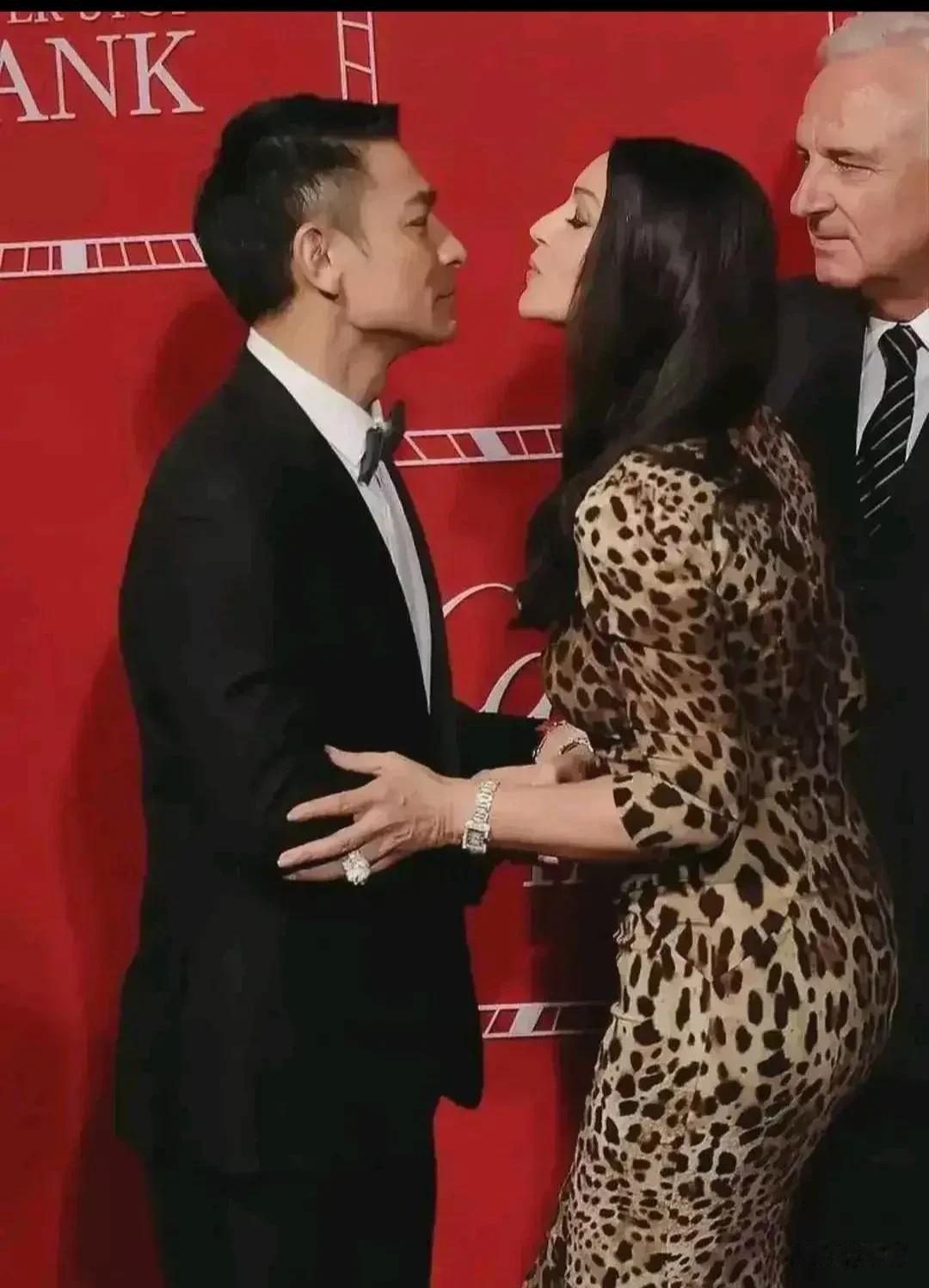 地球之花莫妮卡贝鲁奇，面对中国两大影帝的反应，有着云泥之别！

一位让她有意献上